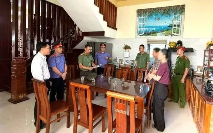 Khởi tố hiệu trưởng trường tiểu học ở Quảng Trị vì cáo buộc “Nhận hối lộ” Khởi tố hiệu trưởng trường tiểu học ở Quảng Trị vì cáo buộc “Nhận hối lộ”