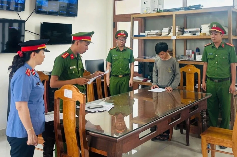 Khởi tố kẻ 28 lần giao cấu với bé gái dưới 16 tuổi Khởi tố kẻ 28 lần giao cấu với bé gái dưới 16 tuổi