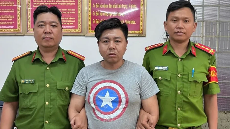 Khởi tố kẻ đập phá hành lý của nữ du khách tại sân bay Khởi tố kẻ đập phá hành lý của nữ du khách tại sân bay