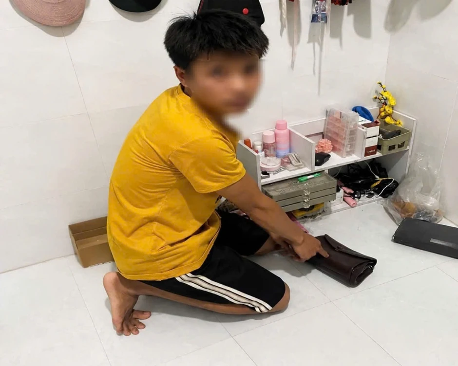 Khởi tố kẻ giật túi xách của phụ nữ đi trên đường Khởi tố kẻ giật túi xách của phụ nữ đi trên đường