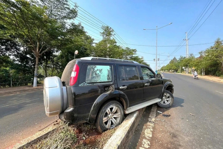 Khởi tố kẻ trộm ô tô, lái xe gây tai nạn rồi leo lên ngọn dừa trốn Khởi tố kẻ trộm ô tô, lái xe gây tai nạn rồi leo lên ngọn dừa trốn