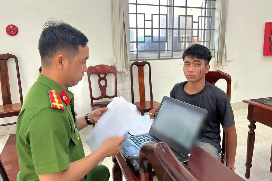 Khởi tố kẻ trộm ô tô, lái xe gây tai nạn rồi leo lên ngọn dừa trốn Khởi tố kẻ trộm ô tô, lái xe gây tai nạn rồi leo lên ngọn dừa trốn