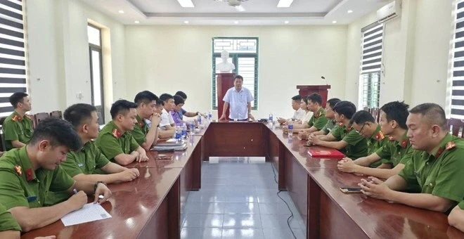 Khởi tố người đàn ông bôi máu vào công an, dọa "cho lây HIV" Khởi tố người đàn ông bôi máu vào công an, dọa "cho lây HIV"