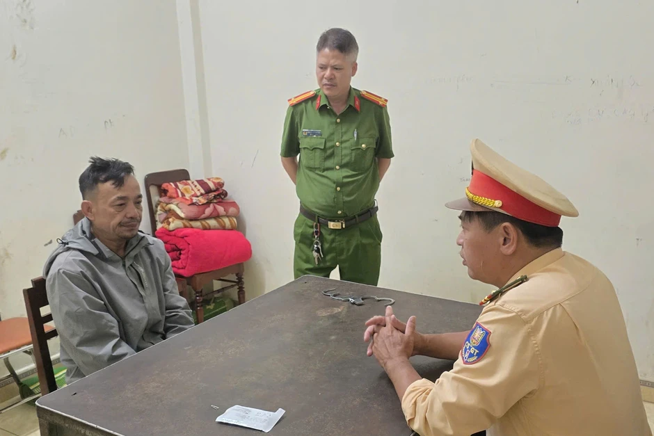 Khởi tố người đàn ông chặn đầu ô tô, thách thức "biết bố tao là ai không?" Khởi tố người đàn ông chặn đầu ô tô, thách thức "biết bố tao là ai không?"