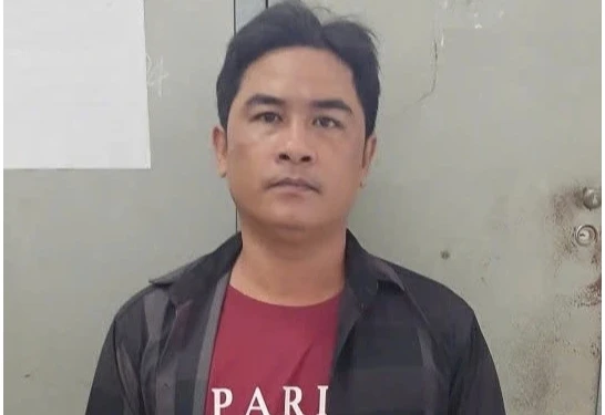 Khởi tố người đàn ông chặn ô tô, đập bể kính chắn gió ở Vĩnh Long Khởi tố người đàn ông chặn ô tô, đập bể kính chắn gió ở Vĩnh Long