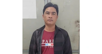 Khởi tố người đàn ông chặn ô tô, đập bể kính chắn gió ở Vĩnh Long