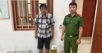 Khởi tố người đàn ông tàng trữ bình rượu ngâm tay gấu