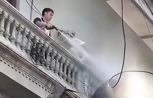 Khởi tố người đàn ông xịt nước cao áp vào thợ tháo dỡ ở Hà Nội Khởi tố người đàn ông xịt nước cao áp vào thợ tháo dỡ ở Hà Nội