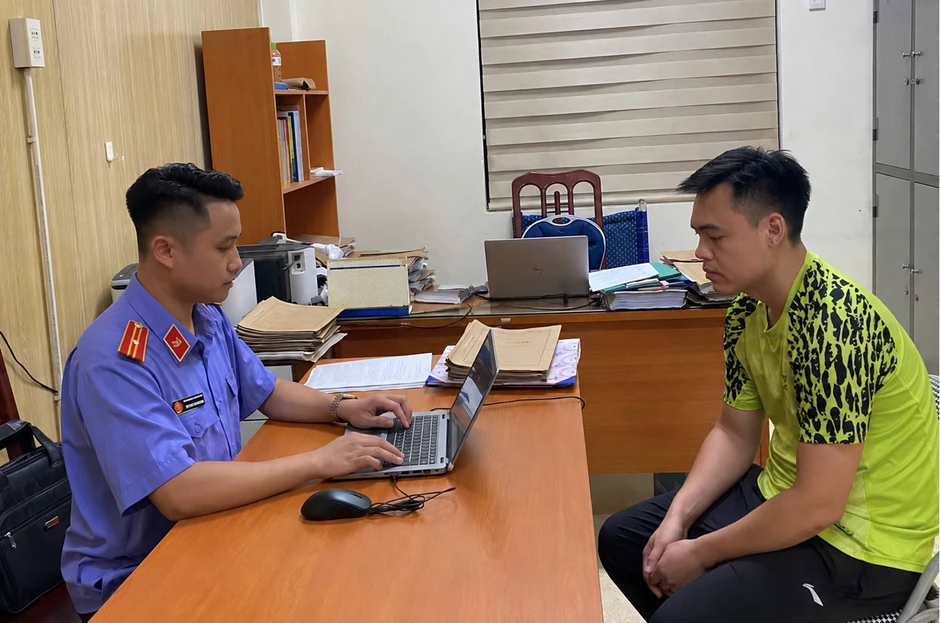 Khởi tố người đàn ông xịt nước vào thợ tháo dỡ nhà sát vách Khởi tố người đàn ông xịt nước vào thợ tháo dỡ nhà sát vách