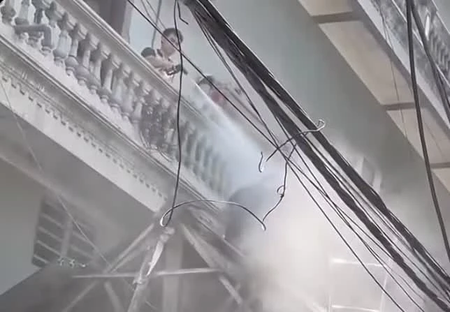 Khởi tố người đàn ông xịt nước vào thợ tháo dỡ nhà sát vách Khởi tố người đàn ông xịt nước vào thợ tháo dỡ nhà sát vách