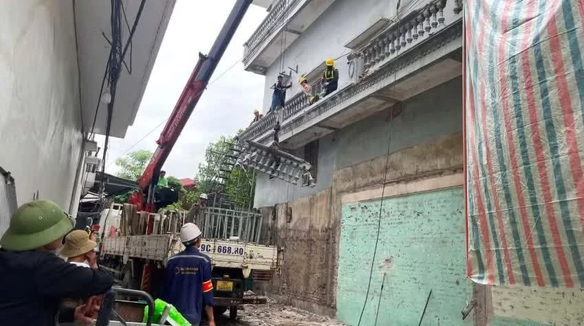 Khởi tố người đàn ông xịt nước vào thợ tháo dỡ nhà sát vách Khởi tố người đàn ông xịt nước vào thợ tháo dỡ nhà sát vách