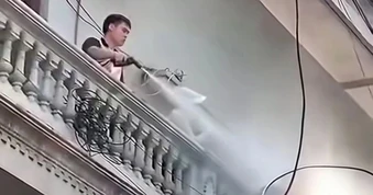 Khởi tố người đàn ông xịt nước vào thợ xây nhà sát vách