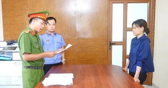 Khởi tố người phụ nữ bán hải sản dùng vòi rửa xe xịt người bán rau