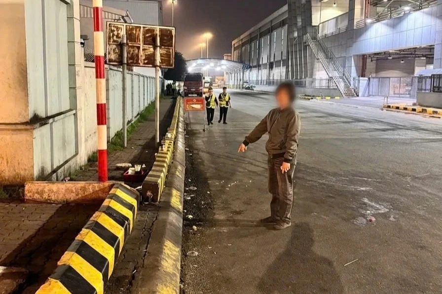 Khởi tố người phụ nữ cố tình bán hàng rong trong sân bay Nội Bài Khởi tố người phụ nữ cố tình bán hàng rong trong sân bay Nội Bài