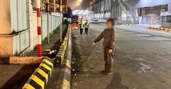 Khởi tố người phụ nữ cố tình bán hàng rong trong sân bay Nội Bài