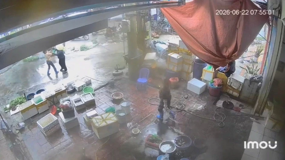 Khởi tố người phụ nữ dùng vòi rửa xe áp lực cao xịt vào mặt người bán rau Khởi tố người phụ nữ dùng vòi rửa xe áp lực cao xịt vào mặt người bán rau