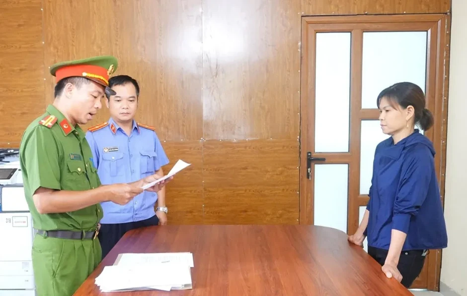 Khởi tố người phụ nữ dùng vòi xịt áp lực cao gây thương tích sau cãi vã chuyện buôn bán