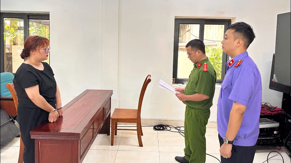 Khởi tố người phụ nữ uống rượu, cầm dao chém người trong quán trà sữa Khởi tố người phụ nữ uống rượu, cầm dao chém người trong quán trà sữa