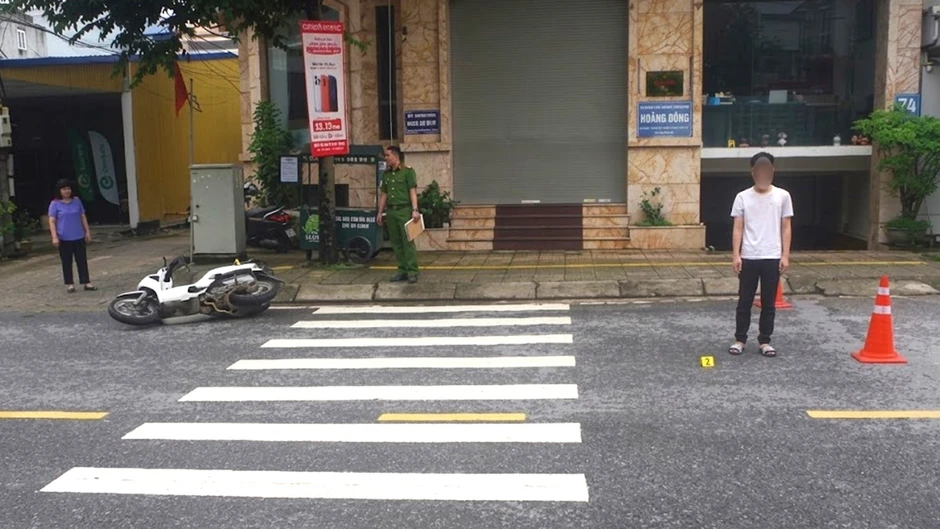 Khởi tố người vừa lái xe vừa dùng điện thoại gây tai nạn giao thông Khởi tố người vừa lái xe vừa dùng điện thoại gây tai nạn giao thông