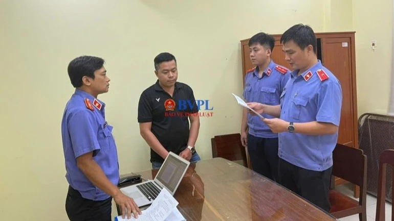 Khởi tố nguyên Phó Thủ trưởng và Điều tra viên vụ nữ sinh tai nạn giao thông tử vong ở Vĩnh Long Khởi tố nguyên Phó Thủ trưởng và Điều tra viên vụ nữ sinh tai nạn giao thông tử vong ở Vĩnh Long