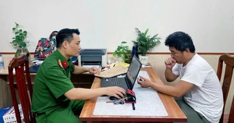 Khởi tố nhân viên bán hàng tham ô tài sản