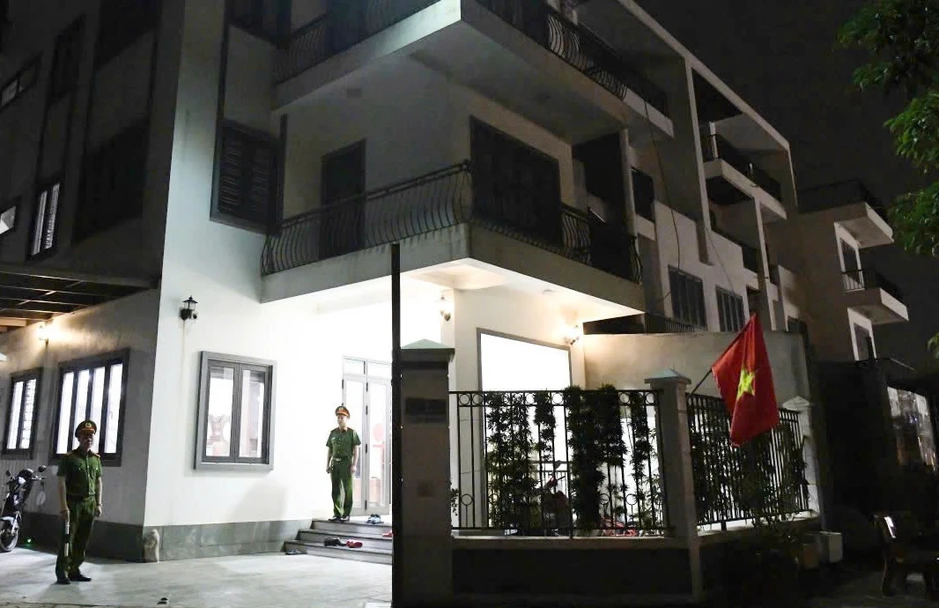 Khởi tố nhiều cán bộ sau vụ vây bắt 3 nhóm tội phạm núp bóng doanh nghiệp Khởi tố nhiều cán bộ sau vụ vây bắt 3 nhóm tội phạm núp bóng doanh nghiệp