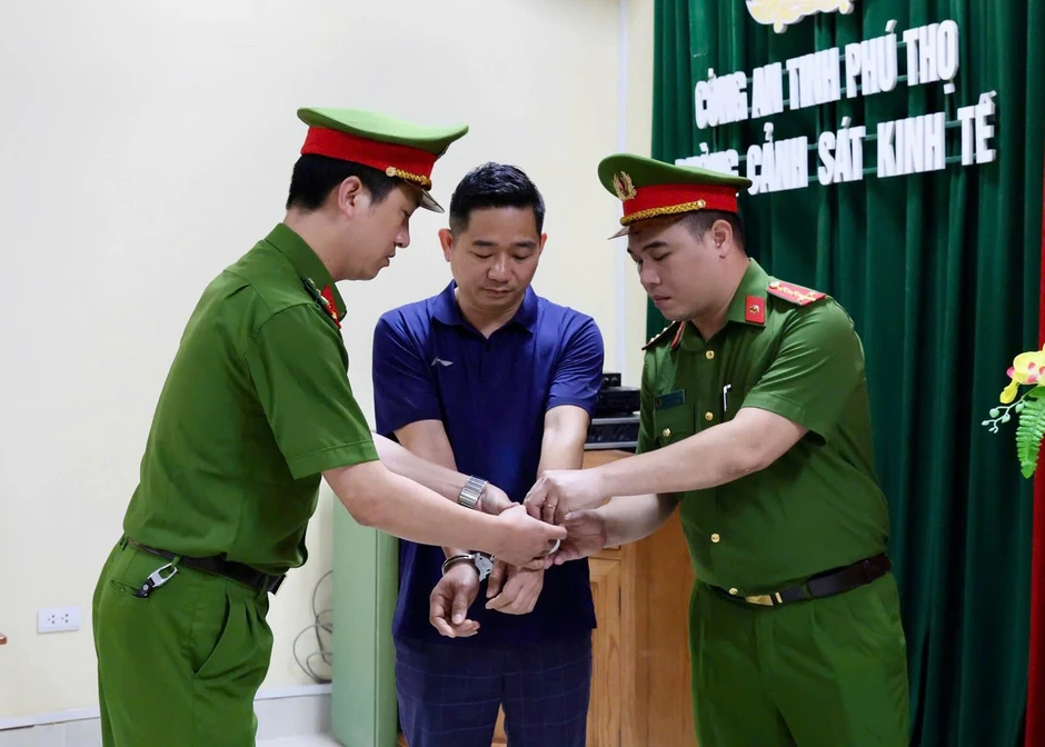 Khởi tố nhiều cán bộ sau vụ vây bắt 3 nhóm tội phạm núp bóng doanh nghiệp Khởi tố nhiều cán bộ sau vụ vây bắt 3 nhóm tội phạm núp bóng doanh nghiệp