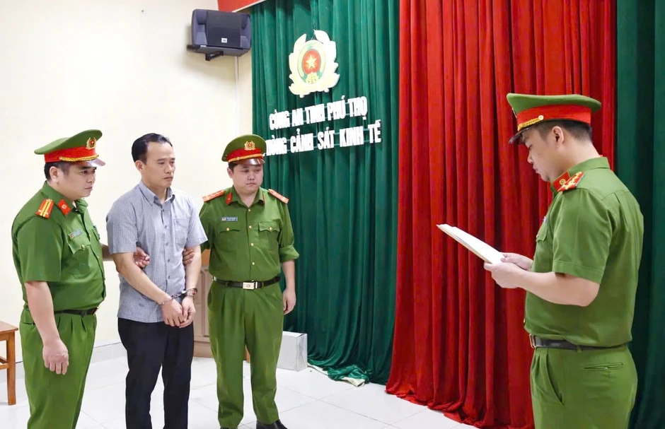 Khởi tố nhiều cán bộ sau vụ vây bắt 3 nhóm tội phạm núp bóng doanh nghiệp Khởi tố nhiều cán bộ sau vụ vây bắt 3 nhóm tội phạm núp bóng doanh nghiệp