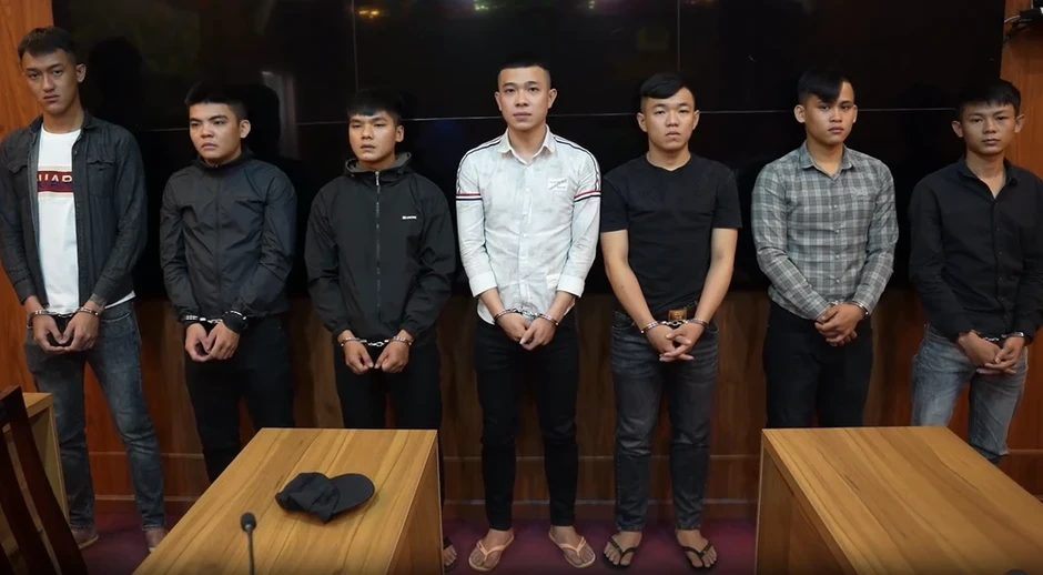 Khởi tố nhóm cầm mác, dao tự chế chém người trong quán nhậu Khởi tố nhóm cầm mác, dao tự chế chém người trong quán nhậu