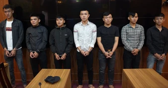 Khởi tố nhóm cầm mác, dao tự chế chém người trong quán nhậu