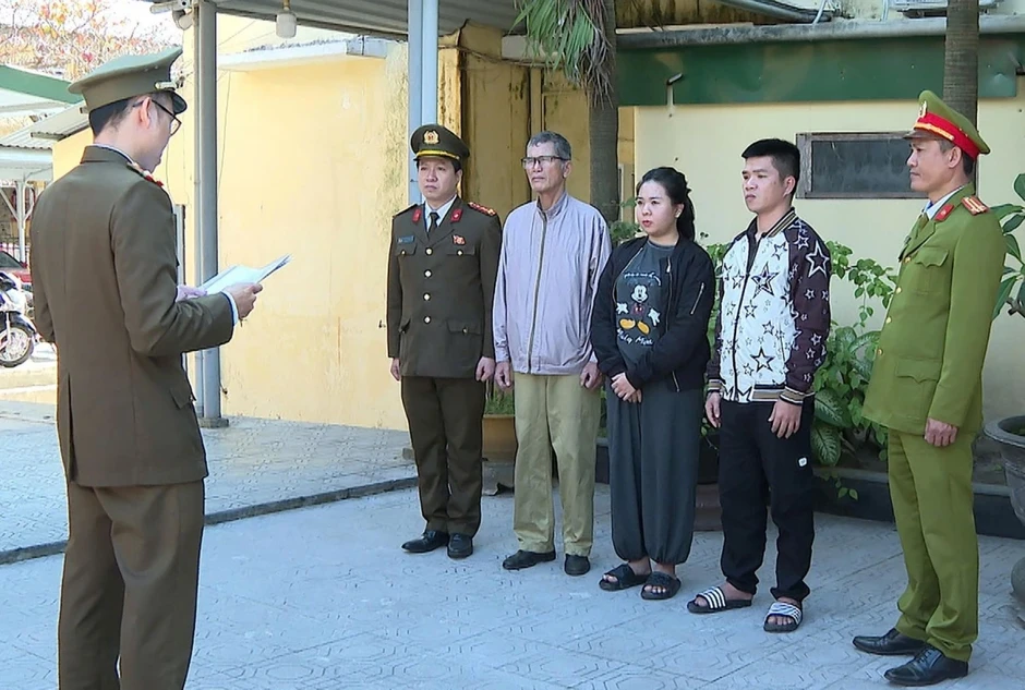 Khởi tố nhóm cho vay lãi nặng tới hơn 530%/năm trên không gian mạng Khởi tố nhóm cho vay lãi nặng tới hơn 530%/năm trên không gian mạng