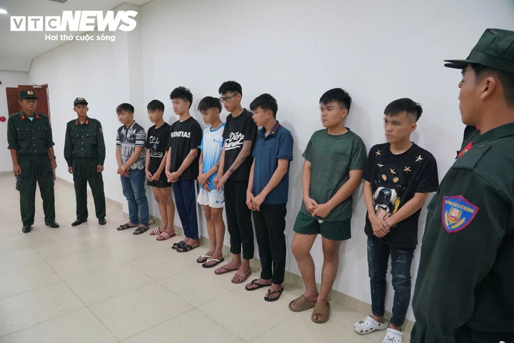 Khởi tố nhóm 'quái xế' mang hung khí, chạy xe lạng lách gây rối trên đường Khởi tố nhóm 'quái xế' mang hung khí, chạy xe lạng lách gây rối trên đường