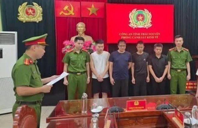 Khởi tố nhóm tài xế sử dụng thiết bị vô hiệu hóa 'mắt thần' trên taxi nhằm chiếm đoạt tiền của hãng Khởi tố nhóm tài xế sử dụng thiết bị vô hiệu hóa 'mắt thần' trên taxi nhằm chiếm đoạt tiền của hãng