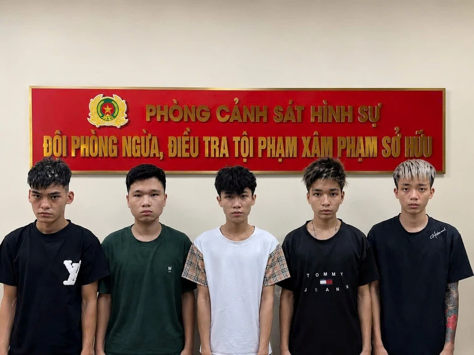 Khởi tố nhóm thanh niên cướp xe máy lúc rạng sáng Khởi tố nhóm thanh niên cướp xe máy lúc rạng sáng