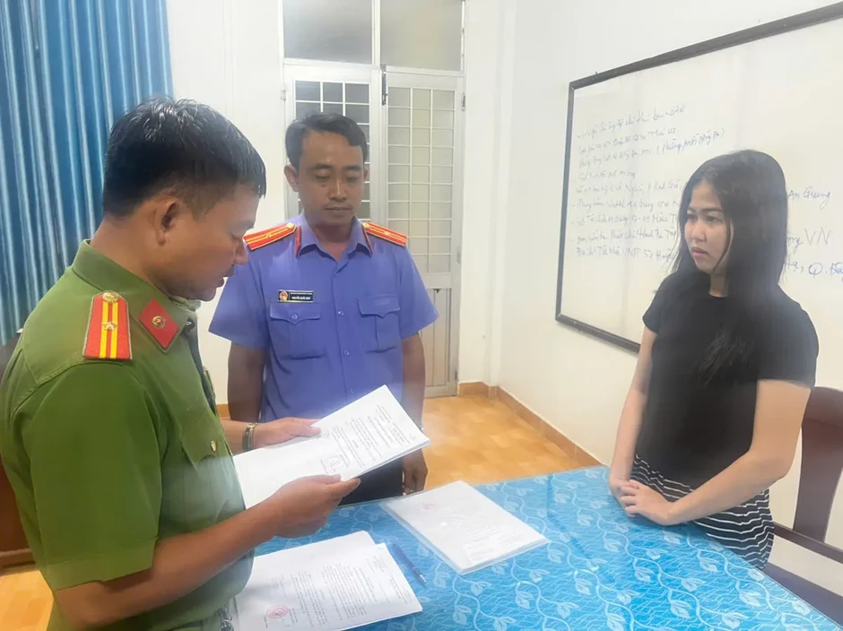 Khởi tố nữ giám đốc 24 tuổi kinh doanh ví, túi xách giả hàng hiệu trị giá hơn 1 tỷ đồng Khởi tố nữ giám đốc 24 tuổi kinh doanh ví, túi xách giả hàng hiệu trị giá hơn 1 tỷ đồng