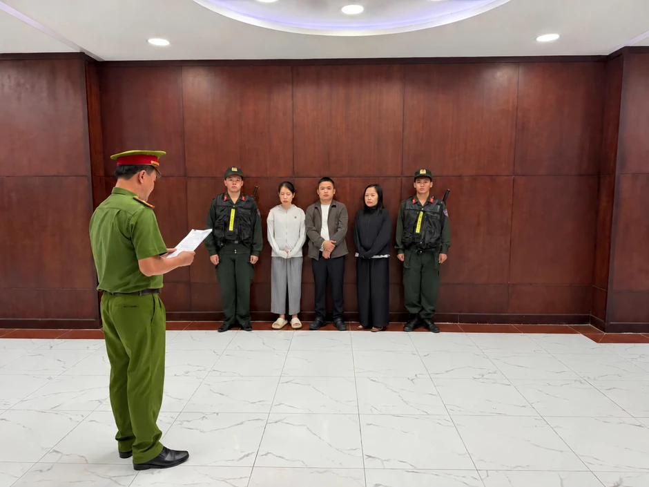 Khởi tố nữ Giám đốc Đặng Thiên Hương SN 1992: Sản xuất hơn 100.000 sản phẩm giảm cân chứa chất cấm cho Ngân 98 Khởi tố nữ Giám đốc Đặng Thiên Hương SN 1992: Sản xuất hơn 100.000 sản phẩm giảm cân chứa chất cấm cho Ngân 98
