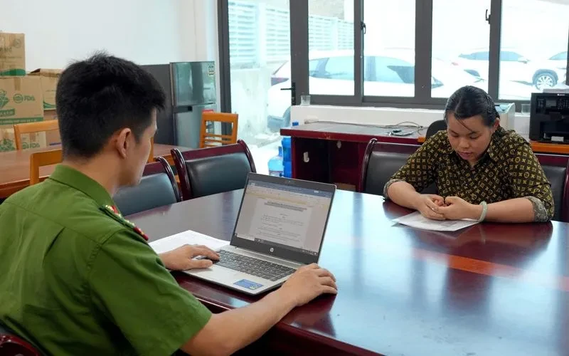 Khởi tố nữ viên chức tự ý sửa giấy chứng nhận quyền sử dụng đất Khởi tố nữ viên chức tự ý sửa giấy chứng nhận quyền sử dụng đất