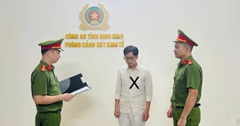 Khởi tố ông chủ cửa hàng bán giày, dép giả
