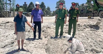 Khởi tố phó giám đốc công ty đổ 1.800 tấn chất thải ra môi trường