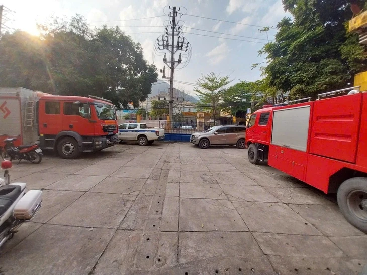 Khởi tố tài xế cầm hồ sơ vi phạm giao thông rồi 'cố thủ' trong xe Mercedes Khởi tố tài xế cầm hồ sơ vi phạm giao thông rồi 'cố thủ' trong xe Mercedes