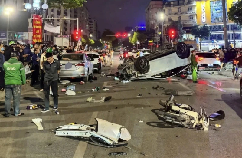 Khởi tố tài xế Vũ Quang Chiến gây tai nạn liên hoàn 5 phương tiện chờ đèn đỏ tại Hà Nội Khởi tố tài xế Vũ Quang Chiến gây tai nạn liên hoàn 5 phương tiện chờ đèn đỏ tại Hà Nội