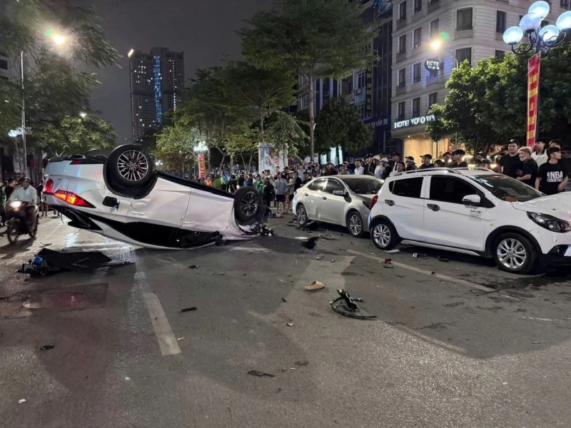 Khởi tố tài xế Vũ Quang Chiến gây tai nạn liên hoàn 5 phương tiện chờ đèn đỏ tại Hà Nội Khởi tố tài xế Vũ Quang Chiến gây tai nạn liên hoàn 5 phương tiện chờ đèn đỏ tại Hà Nội