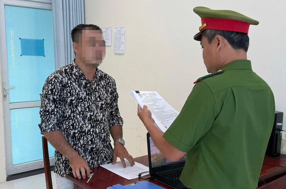 Khởi tố tài xế xe khách tông xe máy làm 2 người tử vong