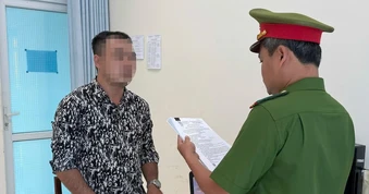 Khởi tố tài xế xe khách tông xe máy làm 2 người tử vong