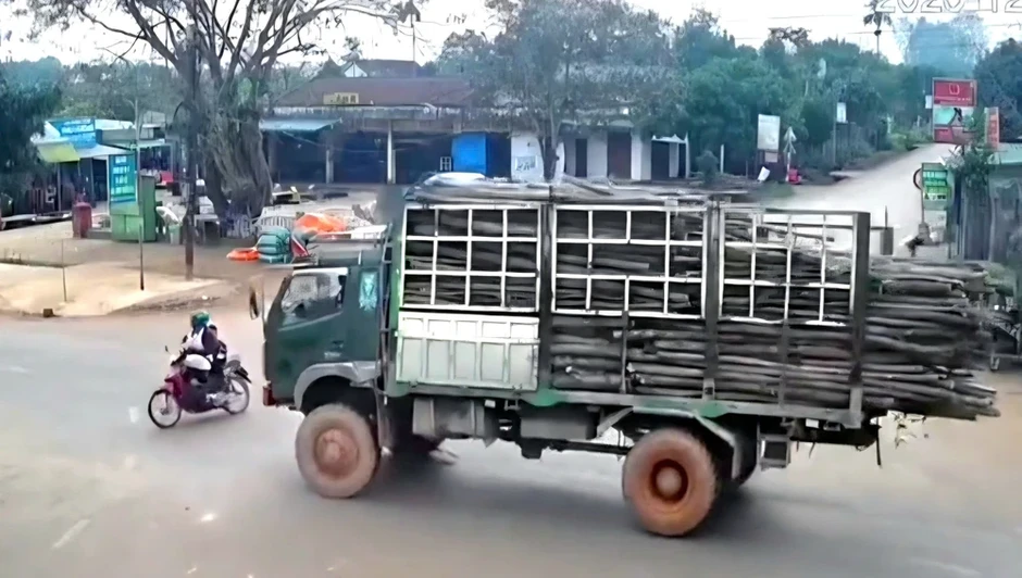 Khởi tố tài xế xe tải đâm vào xe máy khiến 1 cháu bé tử vong