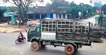 Khởi tố tài xế xe tải đâm vào xe máy khiến 1 cháu bé tử vong