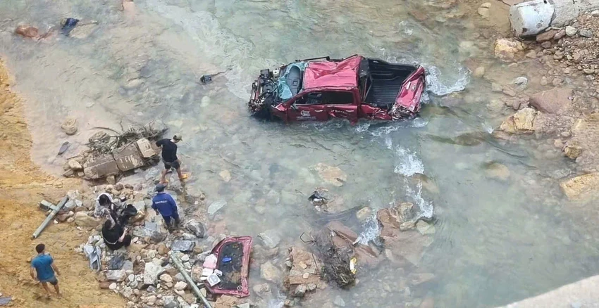 Khởi tố tài xế xe tải va chạm làm ô tô bán tải rơi xuống suối trên cao tốc La Sơn - Hòa Liên Khởi tố tài xế xe tải va chạm làm ô tô bán tải rơi xuống suối trên cao tốc La Sơn - Hòa Liên