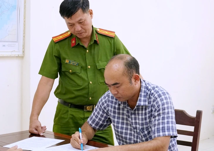 Khởi tố, tạm giam người đàn ông 'nổ' là cán bộ quân đội để lừa đảo Khởi tố, tạm giam người đàn ông 'nổ' là cán bộ quân đội để lừa đảo