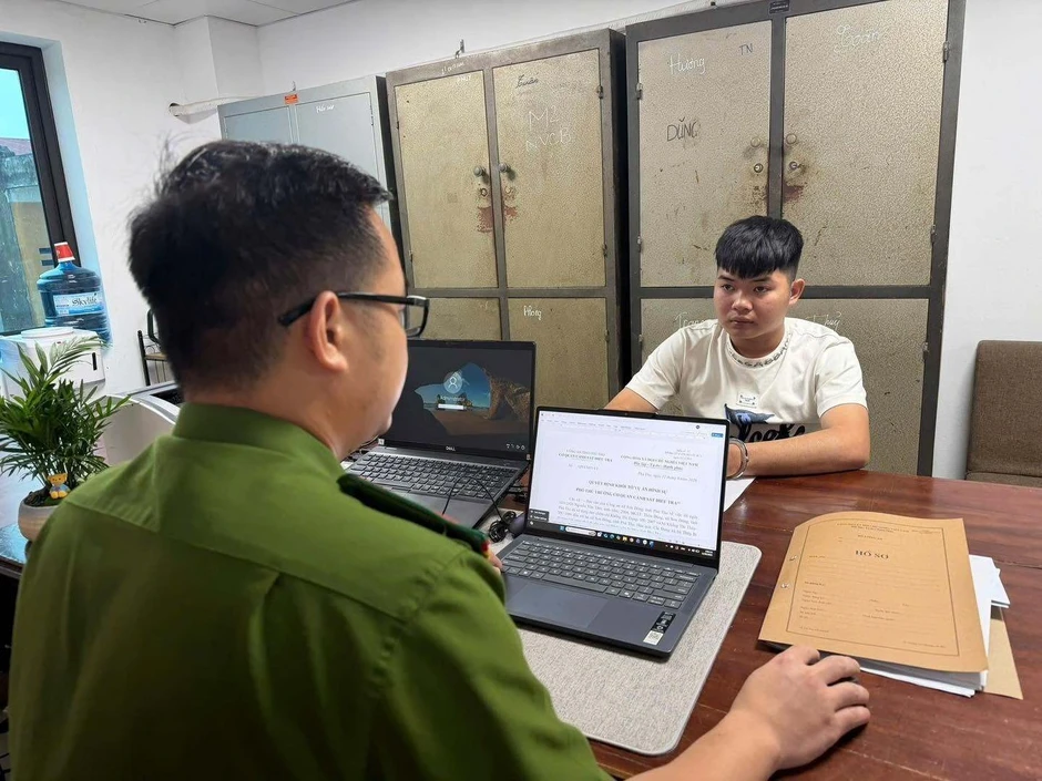 Khởi tố thanh niên 22 tuổi cầm dao phay tấn công vợ và mẹ vợ Khởi tố thanh niên 22 tuổi cầm dao phay tấn công vợ và mẹ vợ