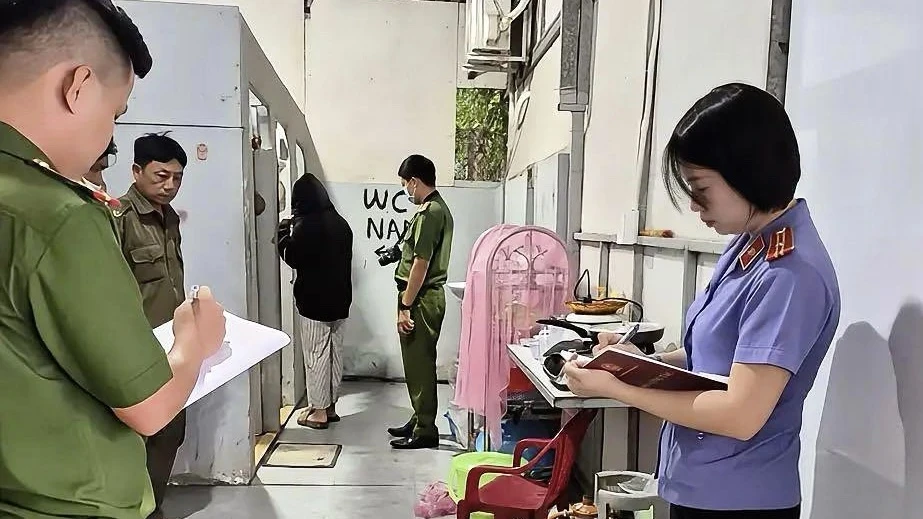 Khởi tố thanh niên dùng clip nhạy cảm tống tiền, xâm hại bé gái 13 tuổi Khởi tố thanh niên dùng clip nhạy cảm tống tiền, xâm hại bé gái 13 tuổi
